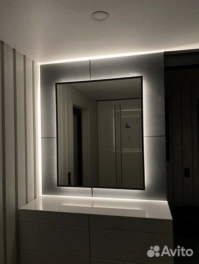 Зеркало в металлической раме с подсветкой