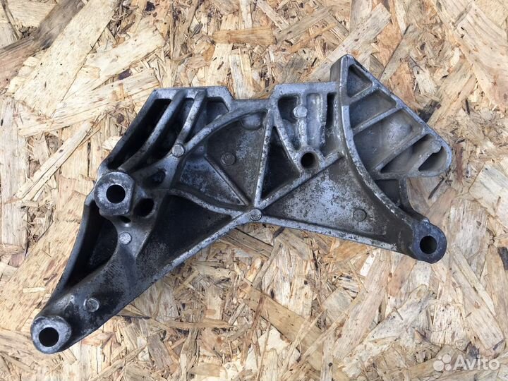 Кронштейн двигателя 1.8 TSI, Passat CC