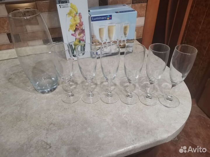 Бокалы и ваза для цветов