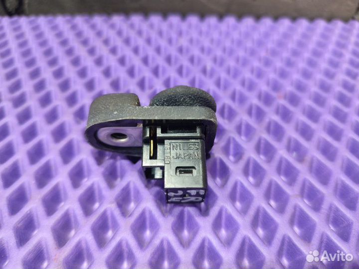 Концевик двери передний правый Nissan Dualis