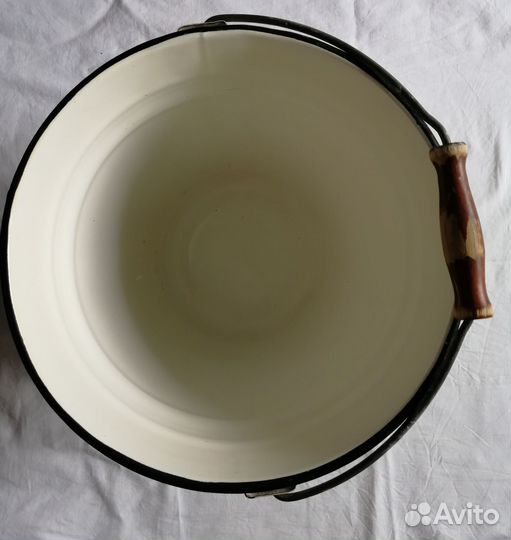 Эмалированное ведро с крышкой