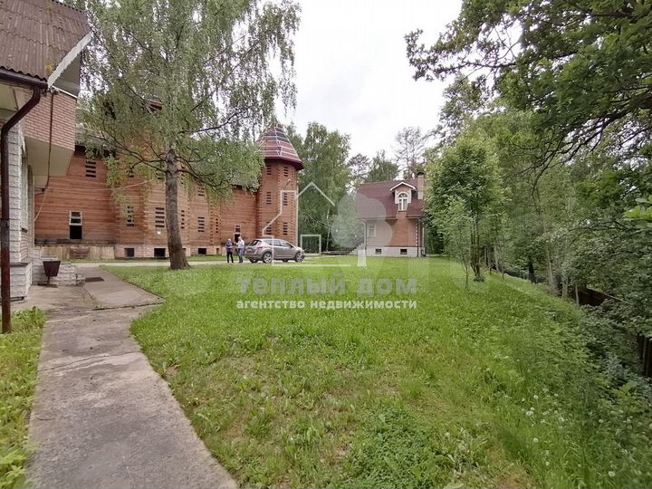 Дом 2000 м² на участке 52 сот.