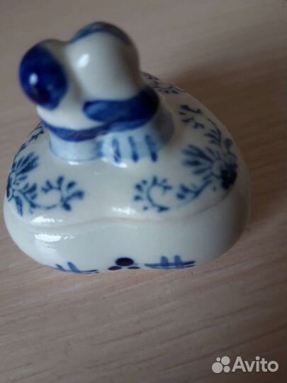Фарфоровая шкатулочка Гжель