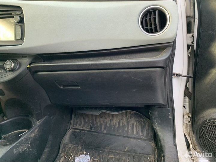 Бардачок Toyota Yaris 2013