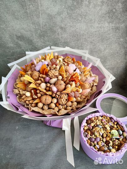 Съедобьный букет из сухофруктов и орехов