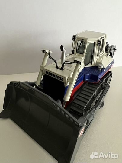 Модель бульдозера 1:50 1/50 1 50