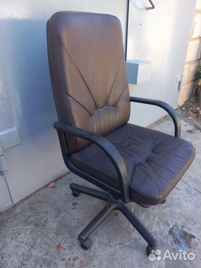 Кожаное кресло руководителя бу
