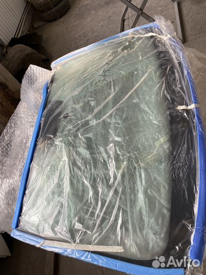 Стекло лобовое volkswagen jetta оригинал(новое