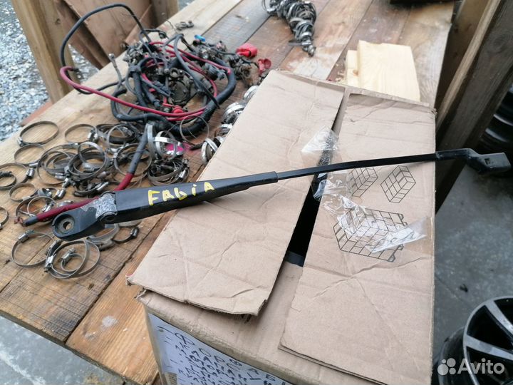 Поводок дворника передний правый Шкода Фабия 2