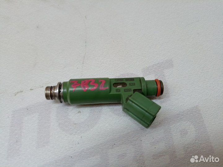 Форсунка топливная Toyota Avensis ZZT251 1ZZ-FE