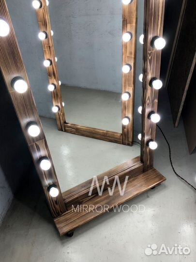 Гримерное зеркало с лампочками на подставке