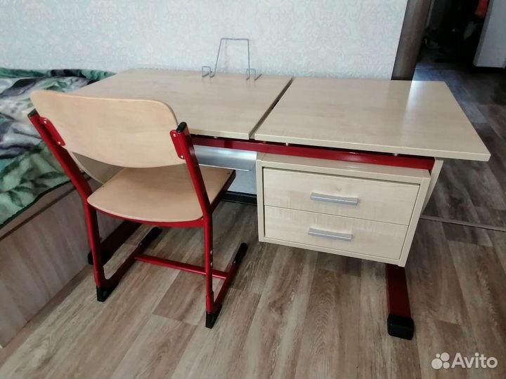 Детский письменный стол и стул