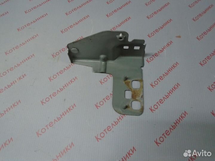 Nissan 62293-BV030 Кронштейн левый