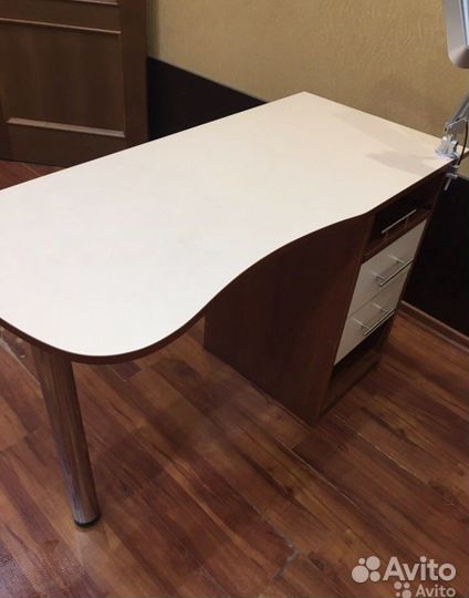 Маникюрный стол