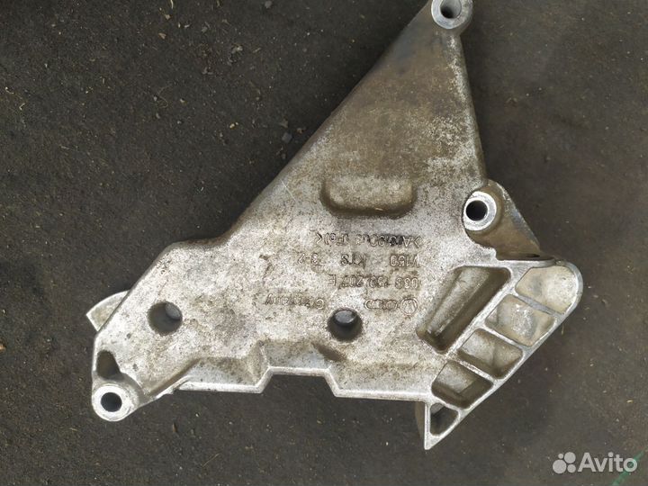 Кронштейн двигателя правый Volkswagen Passat 6 2.0