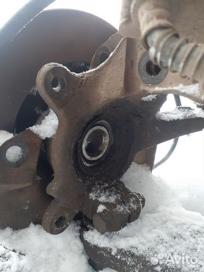 Mitsubishi Carisma кулак поворотный правый