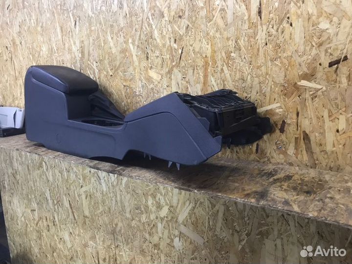 Подлокотник Volkswagen Jetta 6 седан 1 2014