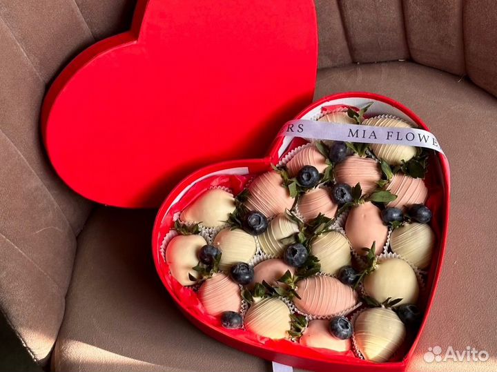 Сладкий подарок клубника в шоколаде