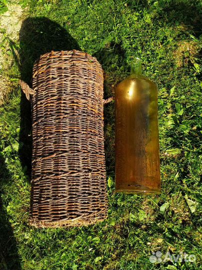 Старинная бутыль в плетёной корзине