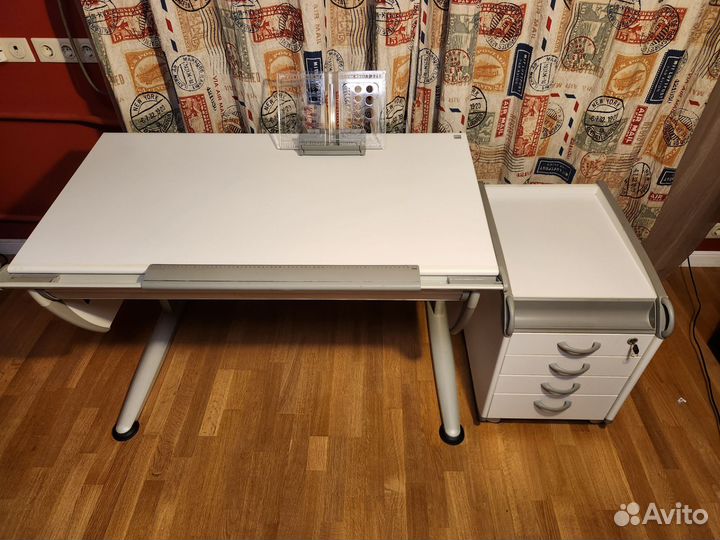 Письменный стол для школьника Moll