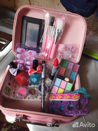 Детская косметика в чемодане