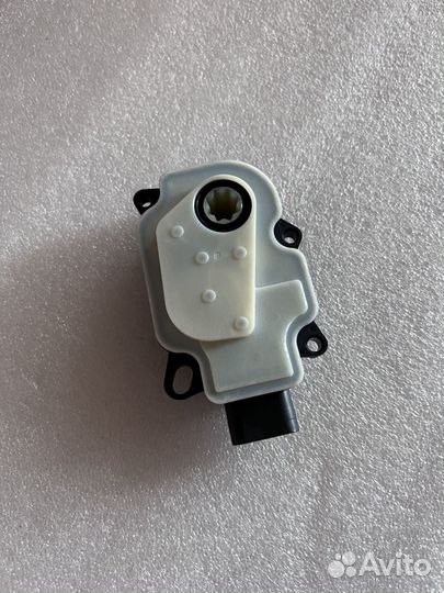 Сервопривод жалюзей радиатора 95B965501AA