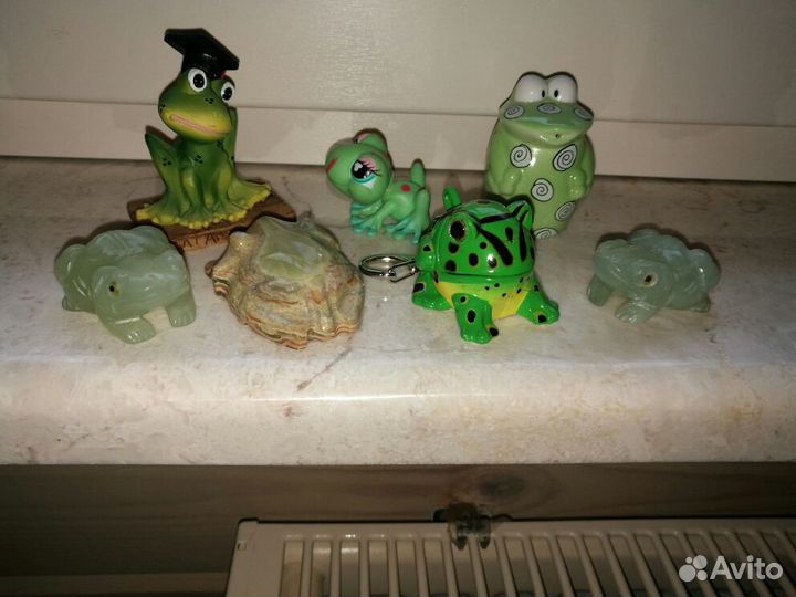 Коллекция фигурок лягушек