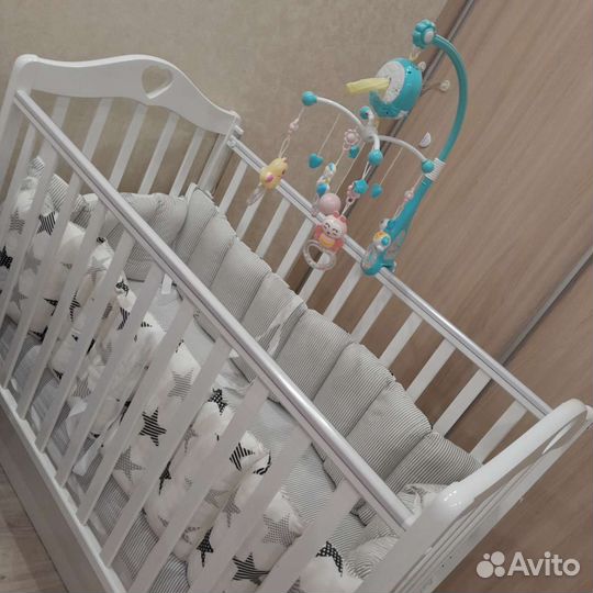 Детская кроватка с маятником и ящиком