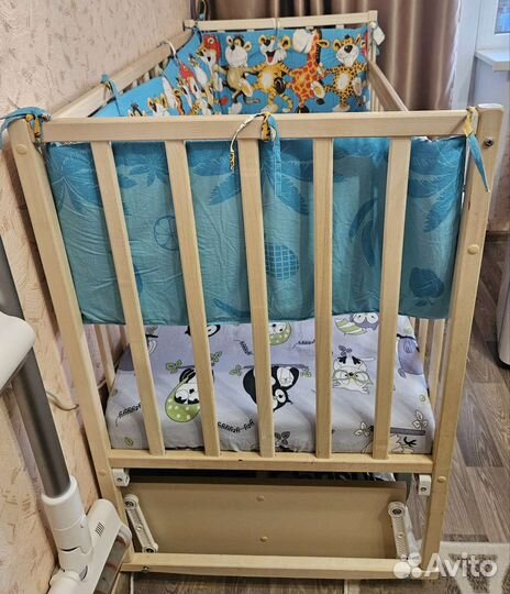 Детская кроватка с маятником