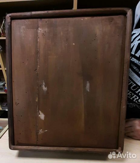 Старинные иконы в киоте