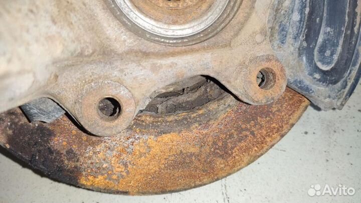 Кулак передний правый Renault Symbol рест. 2005