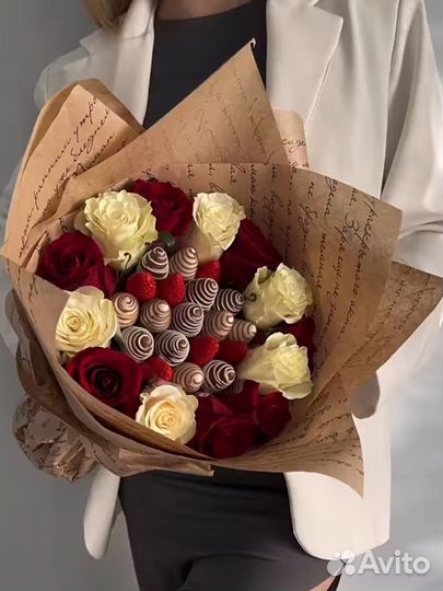 Съедобный букет из клубники в шоколаде ягоды