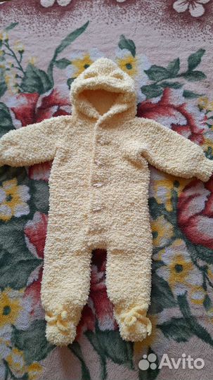 Вязаный конверт на выписку и шапочки с носочками