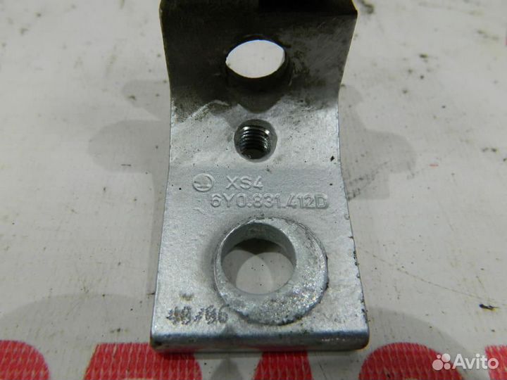 Петля двери передней правой нижняя для Skoda Fabia