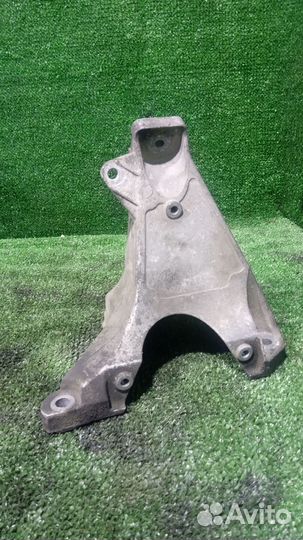 Кронштейн опоры двигателя Audi A4