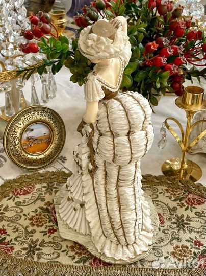 Статуэтка Дама на прогулке