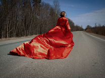 Прокат красное летящее платье со шлейфом 5 метров