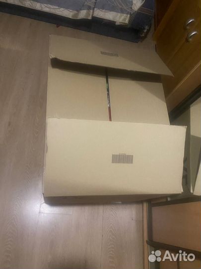 Коробки с женскими вещами