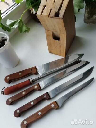 Подставка с кухонными ножами