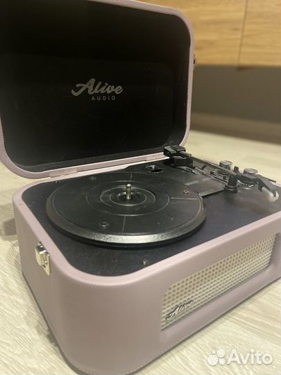 Виниловый проигрыватель «Alive Audio»