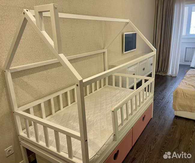 Продам детскую кровать домик