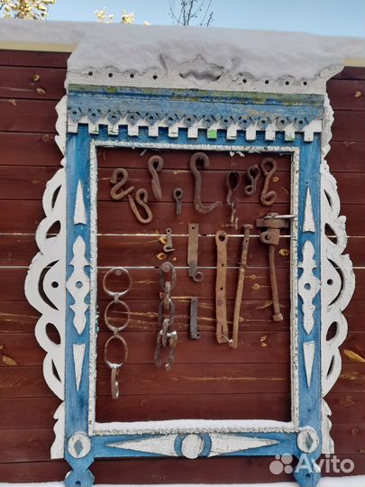 Старинные кованые петли, цепи, инструмент