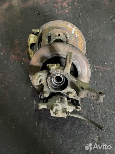 Кулак передний левый Ниссан Альмера 16