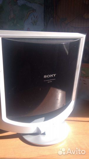 Монитор Sony SDM-HS73 в рабочем состоянии