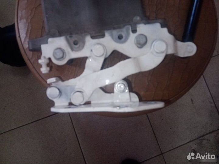 Петля капота правая Mercedes-Benz E-Class W212