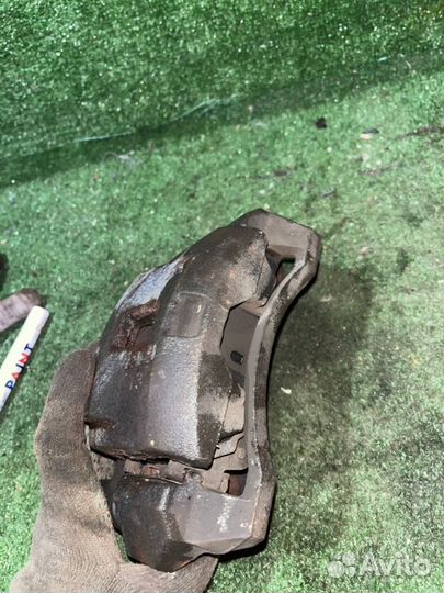 Суппорт тормозной передний правый Mazda Familia