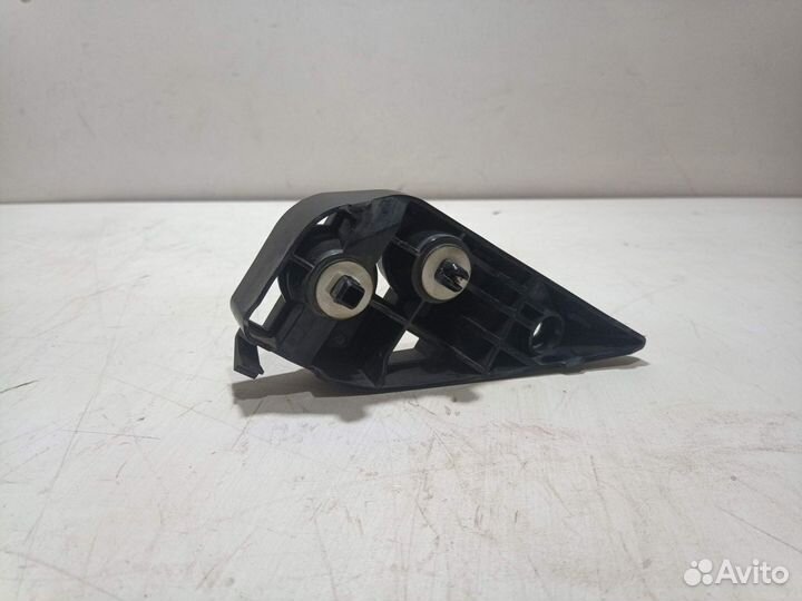 Кронштейн накладки двери багажника Toyota RAV4 40