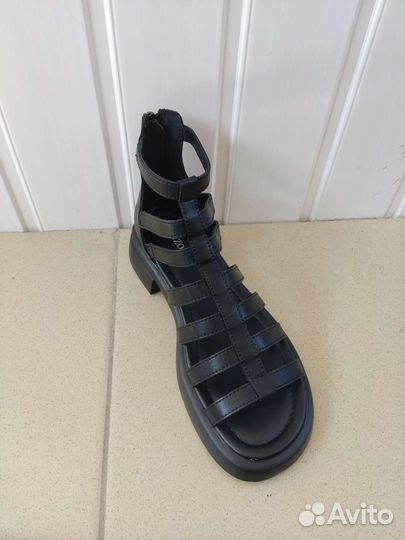 Босоножки новые Renzoni