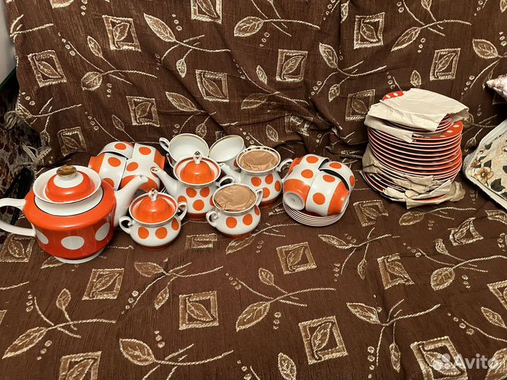 Сервиз чайный+ тарелки красный горох