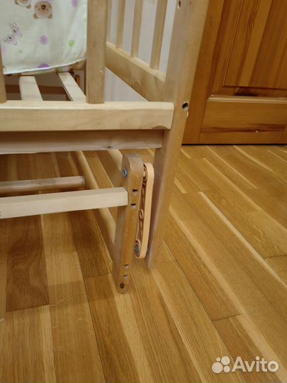 Детская кроватка с маятником